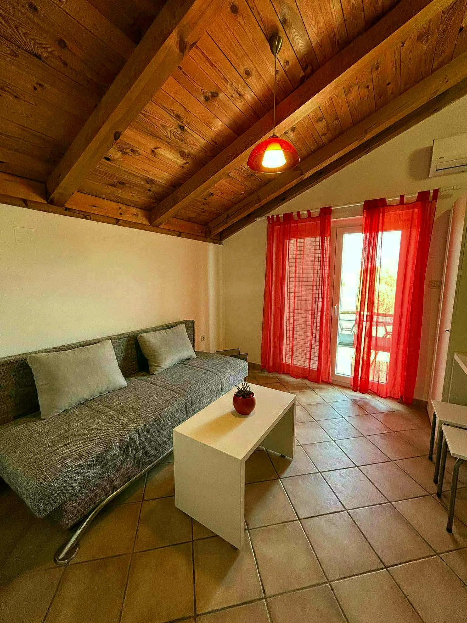 Ela Apartmani Sukošan — Apartman 2: spavaći dio s kuhinjicom