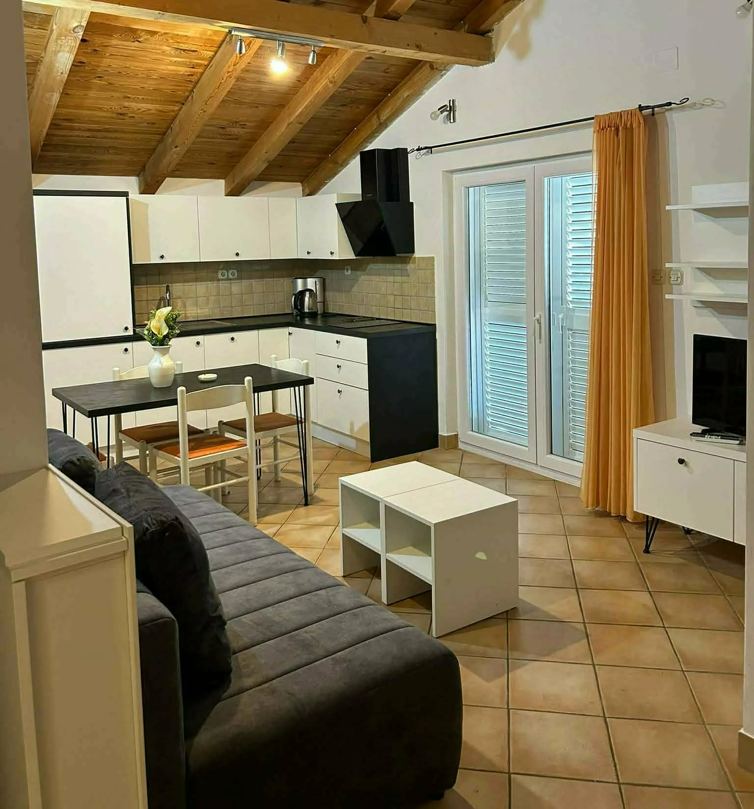 Apartman 3 — dnevni boravak s kuhinjom
