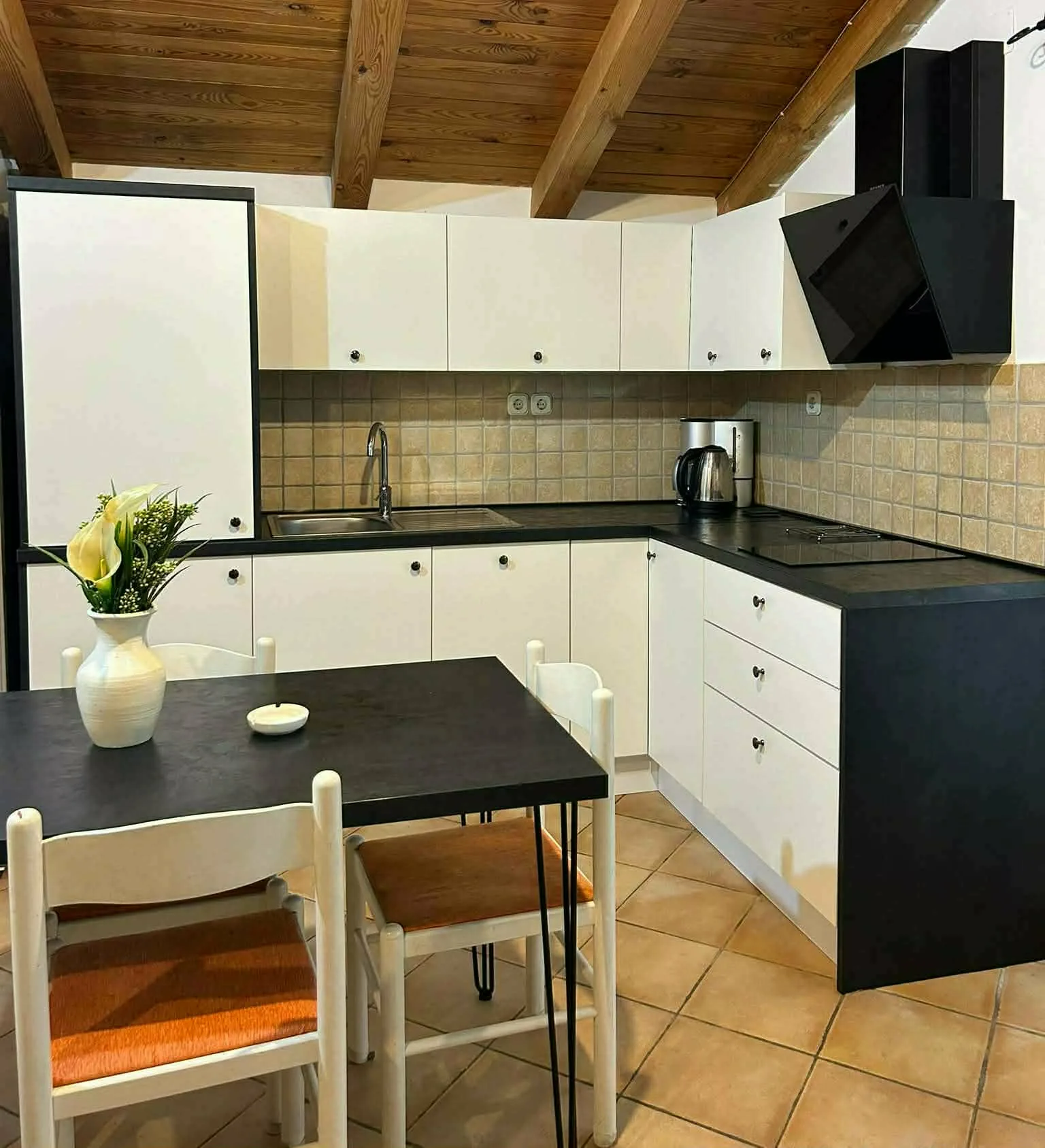 Ela Apartmani Sukošan — Apartman 3: kuhinja s blagovaonicom