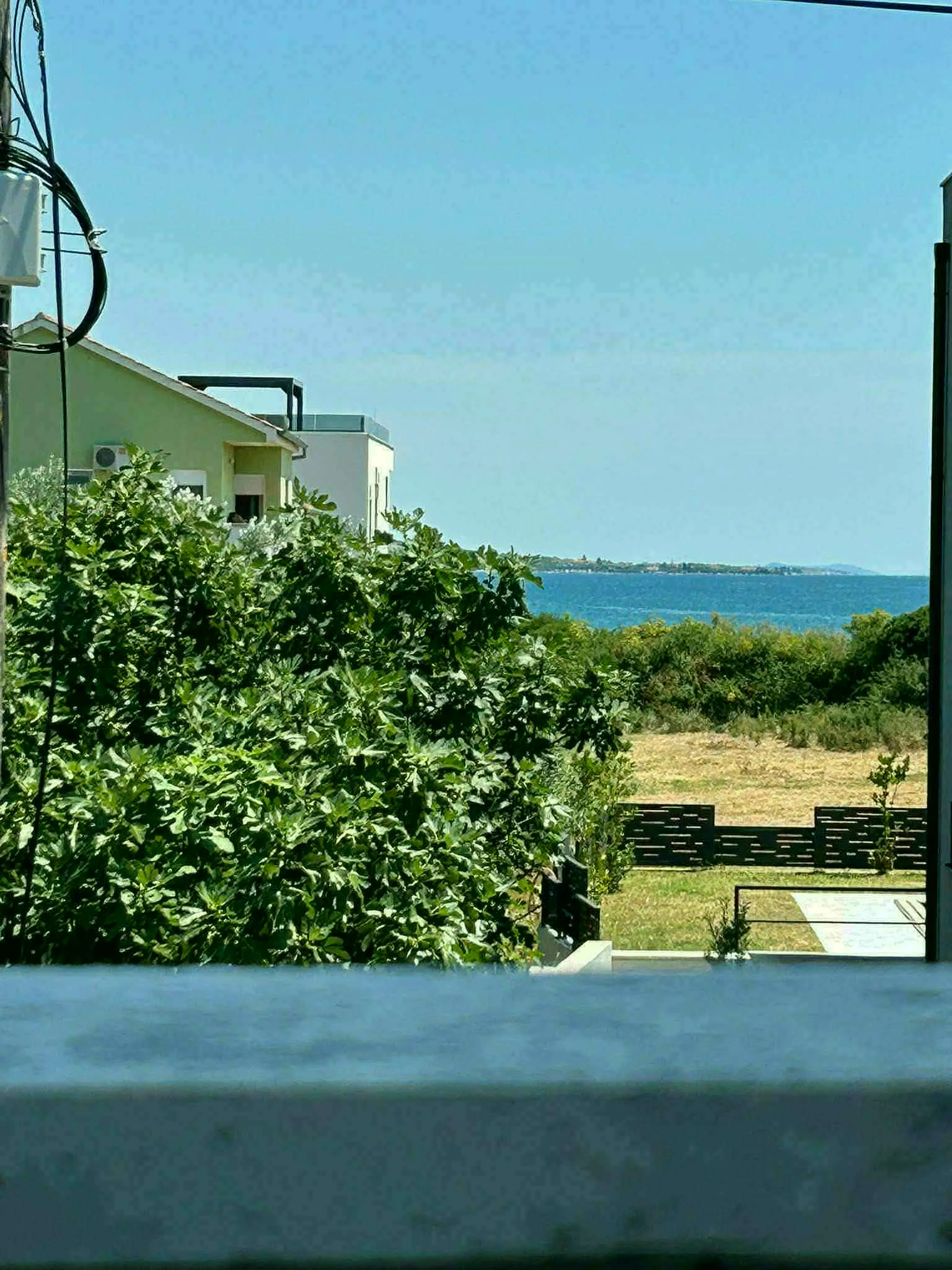 Ela Apartmani Sukošan — Plaža i okolica: pogled na more