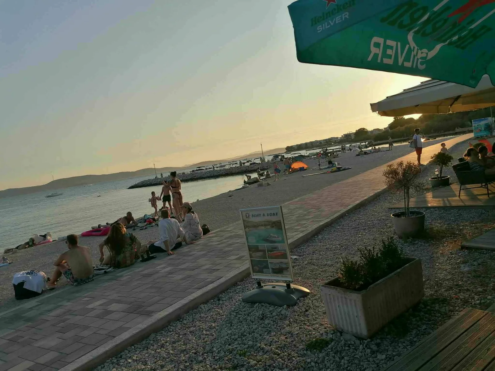 Ela Apartmani Sukošan — Plaža i okolica: šetnica uz more
