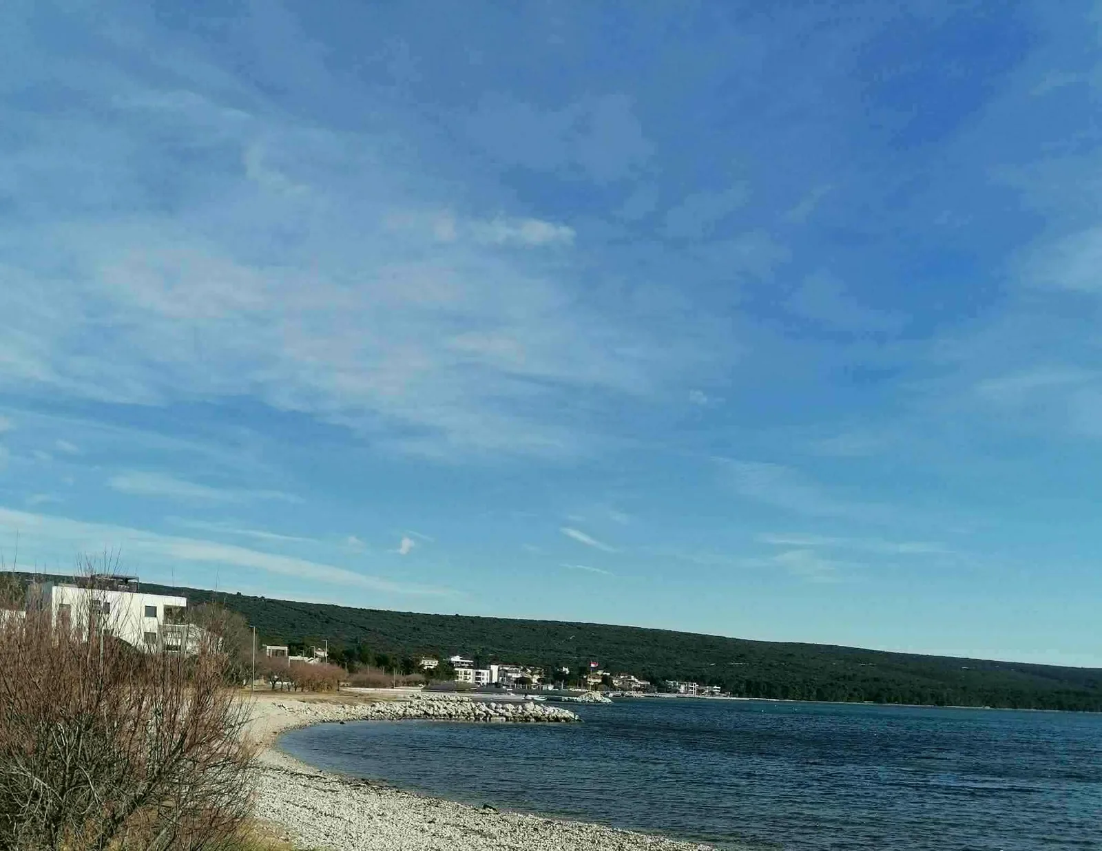 Ela Apartmani Sukošan — Plaža i okolica: pogled na zaljev