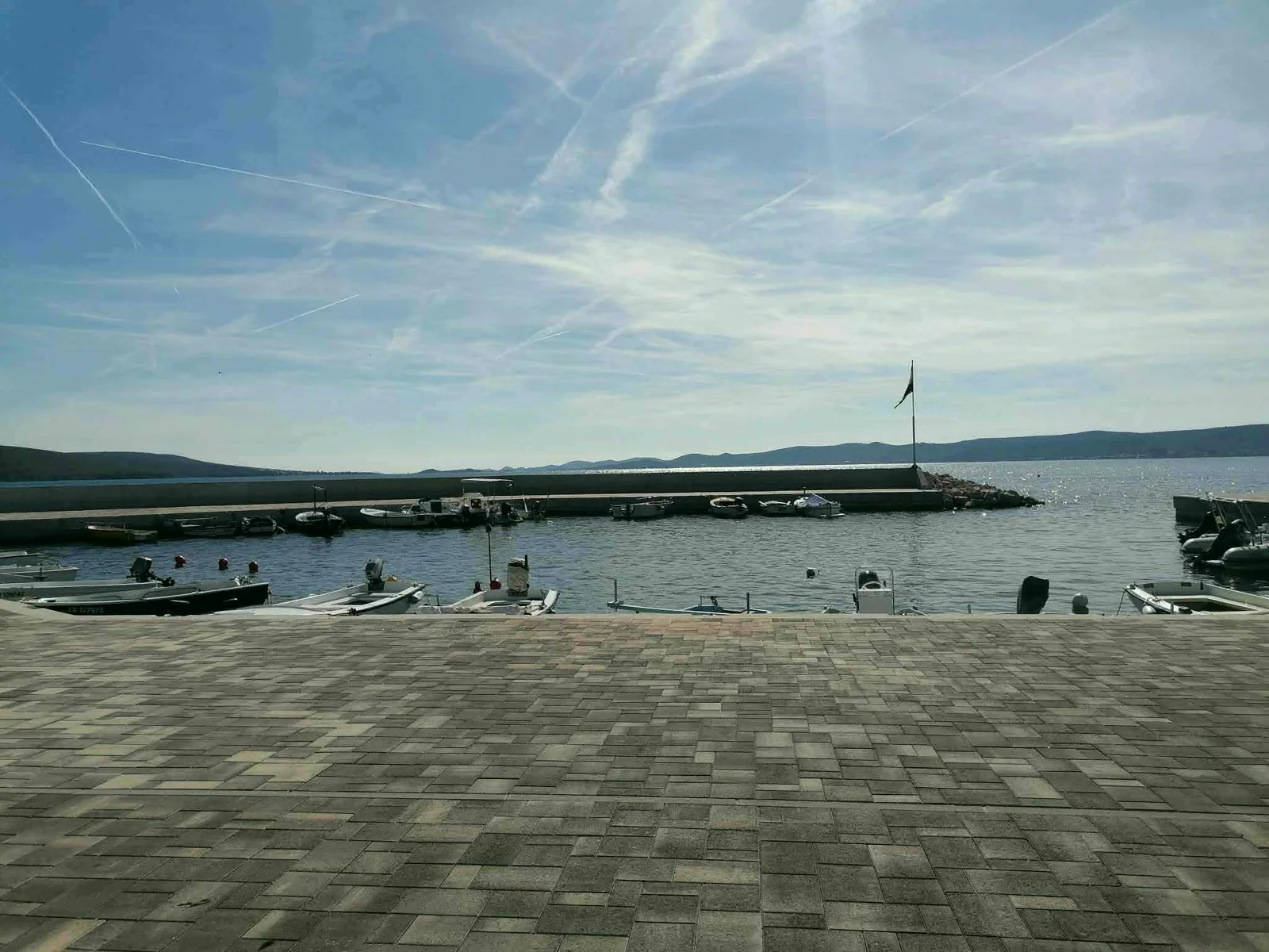 Ela Apartmani Sukošan — Plaža i okolica: riva