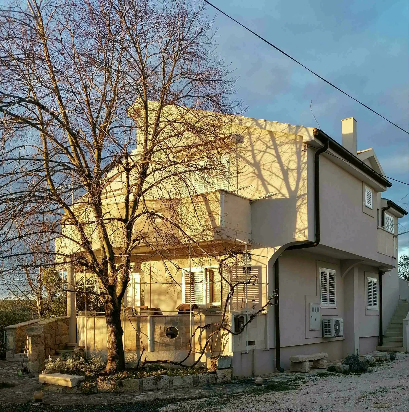 Ela Apartmani Sukošan — Vanjski prostor: dvorište