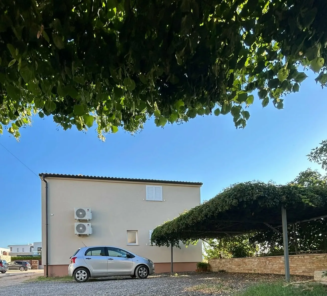 Ela Apartmani Sukošan — Vanjski prostor: dvorište sa sjenicom