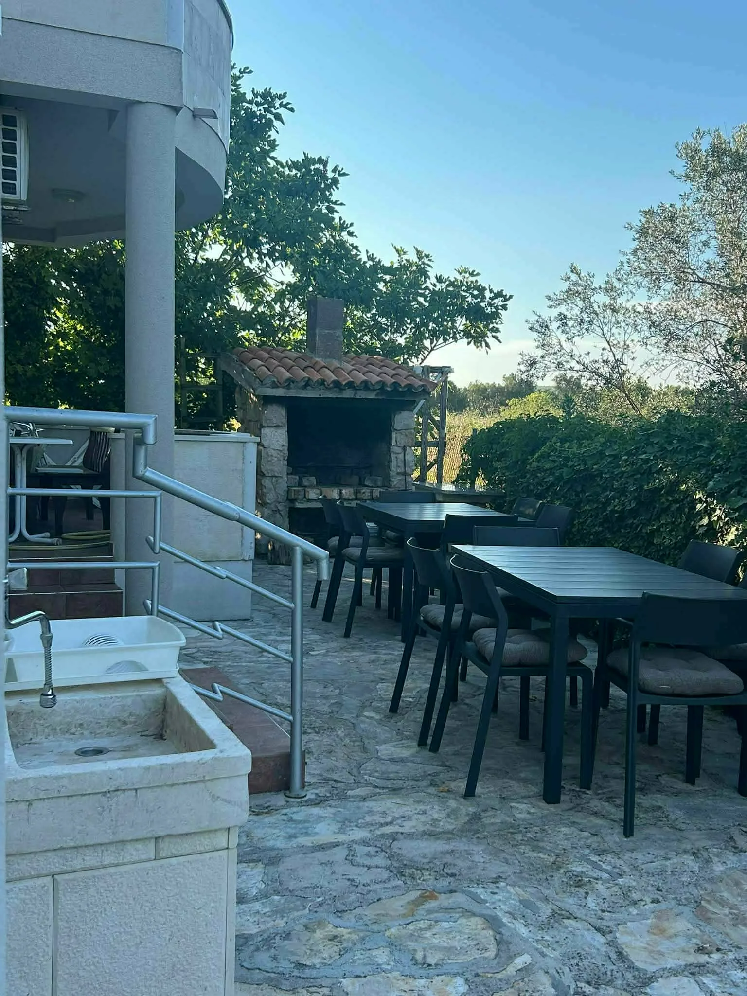 Ela Apartmani Sukošan — Vanjski prostor: terasa s roštiljem