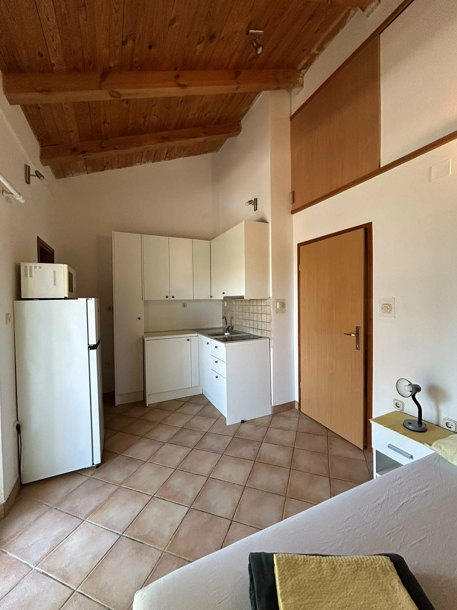 Ela Apartmani Sukošan — Vanjski prostor: terasa sa stolovima