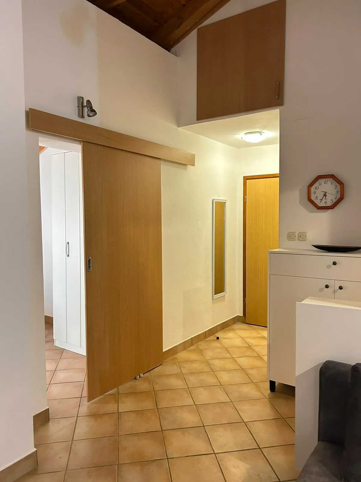Ela Apartmani Sukošan — Vanjski prostor: ulaz u objekt